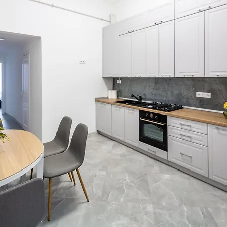 Avangard Shevchenko Avenue 25 * Lviv